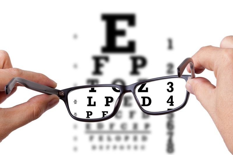 Người cận thị nên đeo loại mắt kính nào phù hợp?