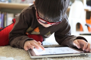 Kính chống cận cho trẻ em – “ Dũng sĩ bảo vệ mắt tốt nhất cho bé khi học online”