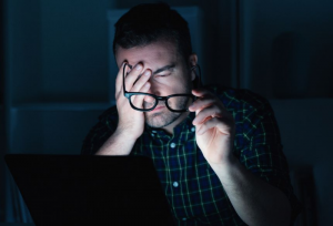 Nên Đeo Kính Chống Ánh Sáng Xanh Khi Nào