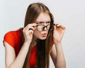 Tác Hại Khôn Lường Khi Đeo Kính Sai Độ: Nhận Biết, Phòng Ngừa & Bảo Vệ Thị Lực